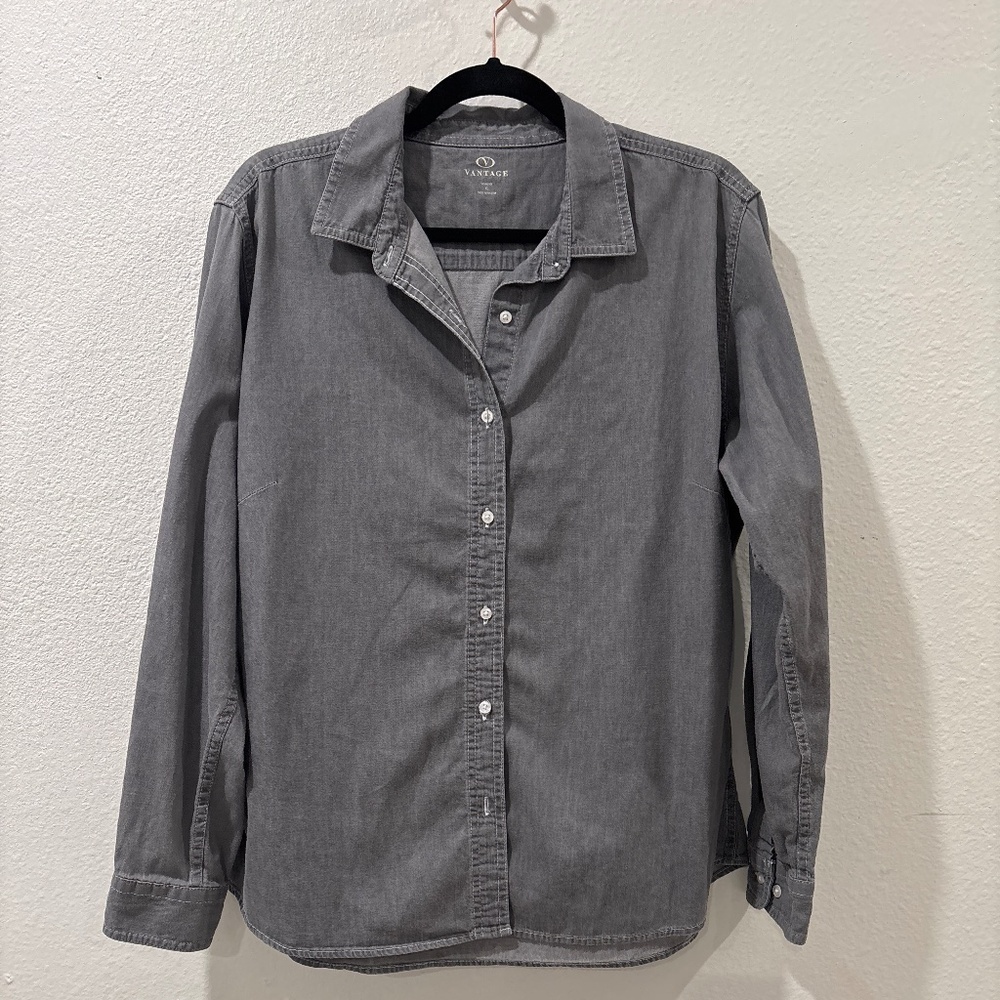 Women’s size extra large vantage button-down shirt. 100% cotton.